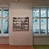 Archiv Gartenstraße-2 Raumwohnung Foto Installation am Fenster, Giebelwand 1985/2017, 210x177 cm und das Bild Buschallee 1, 1925/2017, Öl auf Leinwand 120x100 cm