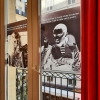Installation Isabelle Huppert und Maria Cesarès in negativ, Film Orpheus, Transparente Fototapete auf dem Fenster  60x50cm