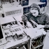 Robotron Arbeitnehmerin Claudia Uhlemann 1985, Lichtkasten, 56x10x56cm, Holz, LED, s/w Fotografie und Scherenschnitt